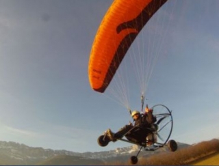  paramotor en el cielo azul 